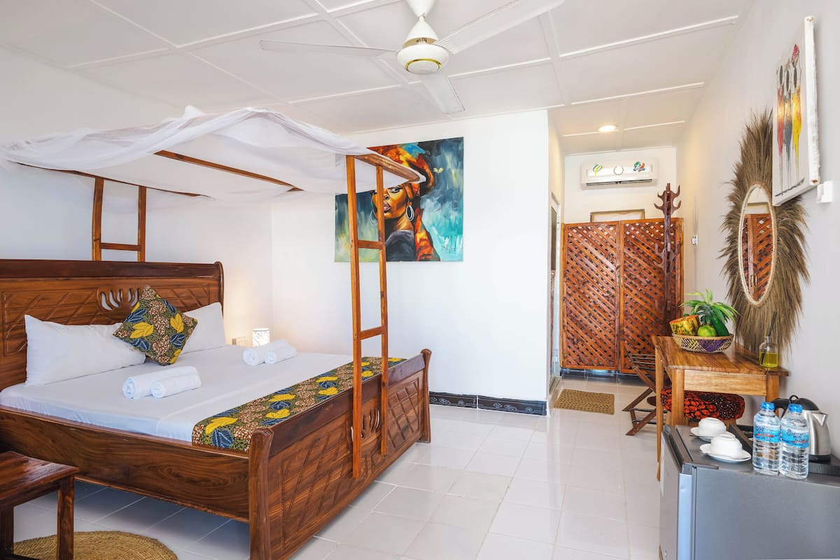 Deluxe Room, Ocean View | Minibar, in-room safe, desk, iron/ironing board