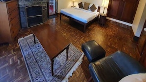 Ein kleines Hotelzimmer mit Bett, Tisch, Sofa und Kleiderschrank.