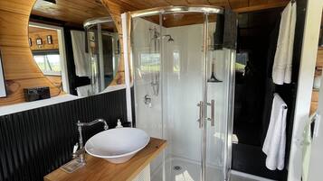 Ducha, secador de pelo, toallas, jabón