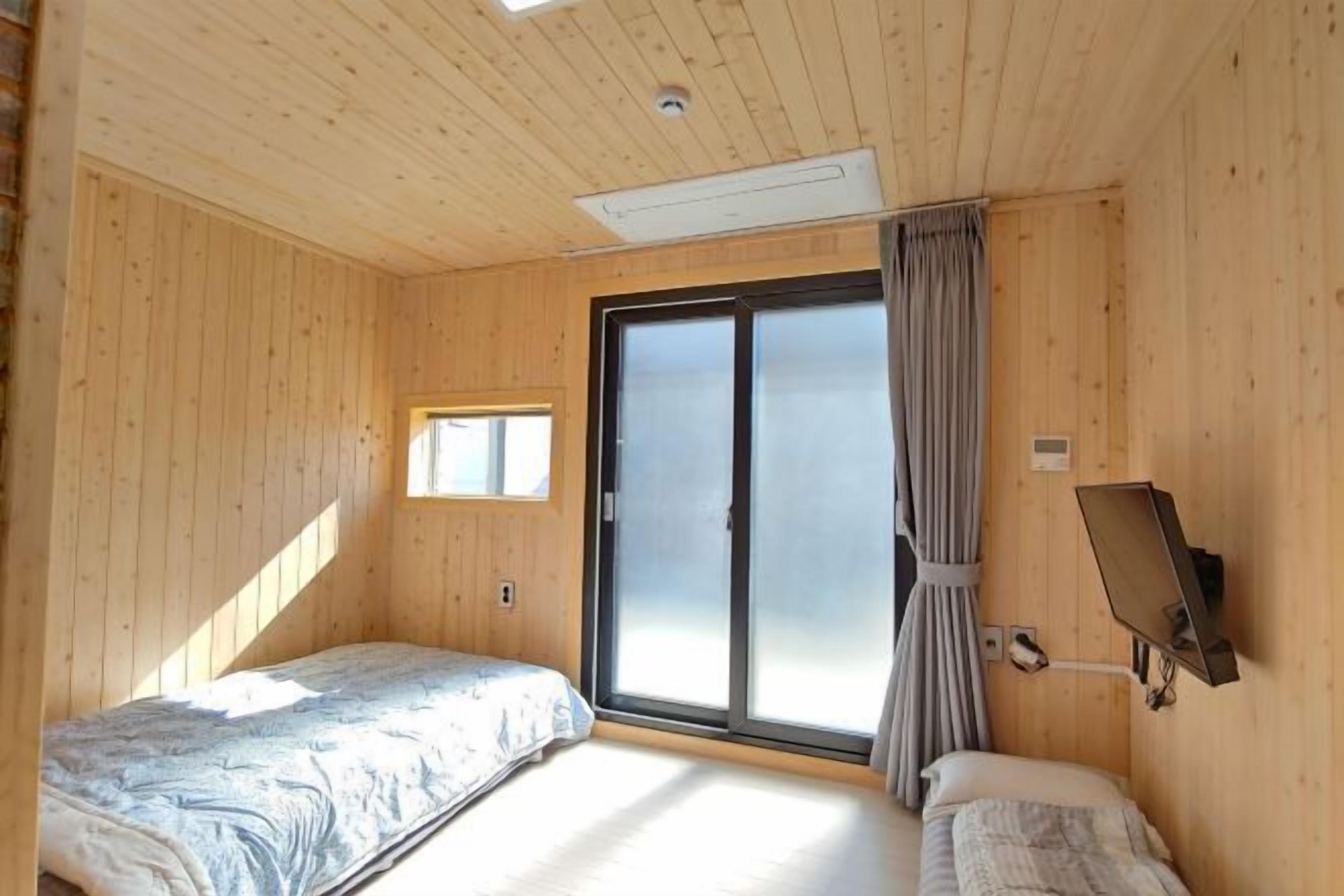 WiFi (無料)、ベッドシーツ