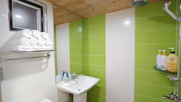 Business | Baño | Regadera y toallas