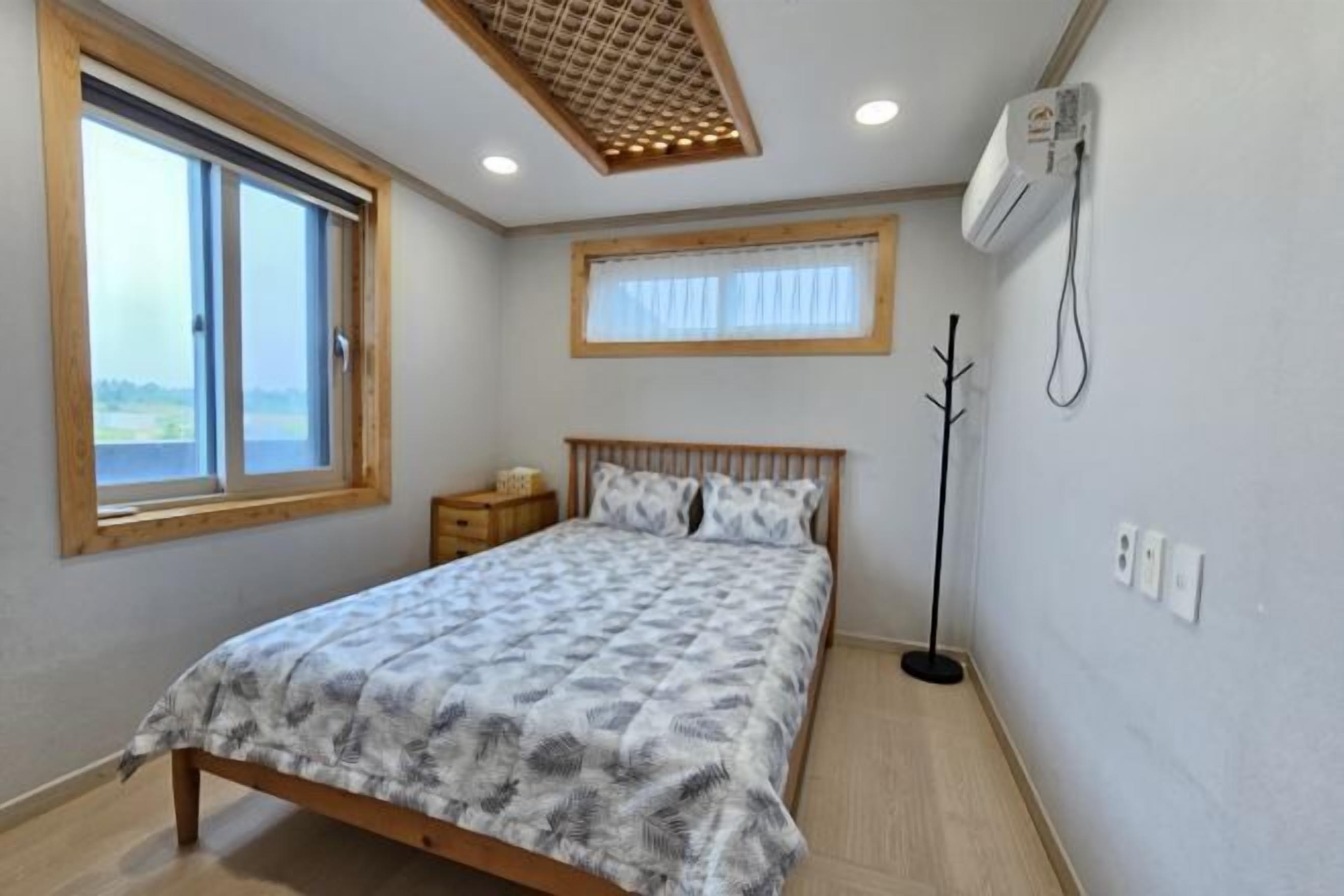 WiFi (無料)、ベッドシーツ