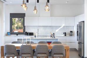 Kühlschrank, Mikrowelle, Ofen, Geschirrspüler