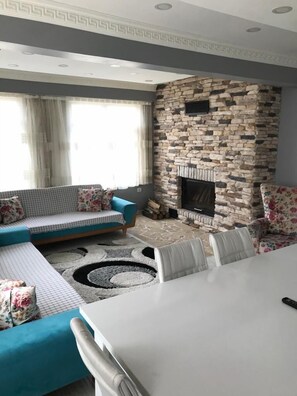 En 106-centimeters smart-TV med Parabol-TV