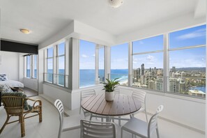 3 Bedroom Tropical Chic Apartment | Balcony - Designer Rooms at Q1 resort - GCLR (Surfers Paradise)