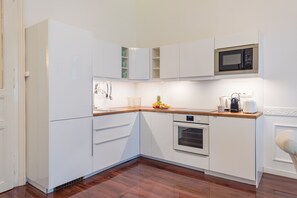 Classic Apartment | Private kitchen | Full-size fridge, microwave, oven, stovetop - Music Academy Bedroom Suite Café Vian Apartman Kft (Budapest)