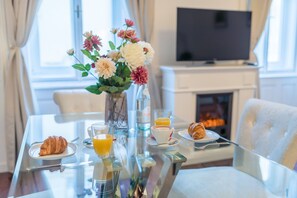 Classic Apartment | Private kitchen | Full-size fridge, microwave, oven, stovetop - Music Academy Bedroom Suite Café Vian Apartman Kft (Budapest)