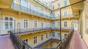 Un edificio de varios pisos con balcones, barandillas y ventanas.