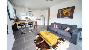 Televisie, een dvd-speler en boeken