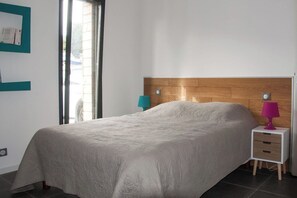 2 bedrooms, iron/ironing board, travel cot, WiFi