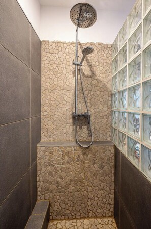 Douche, séchoir à cheveux, serviettes fournies, savon