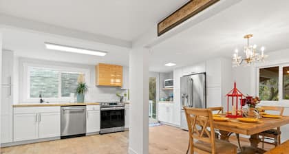 5RM Seattle house w/hot tub , 12 minutes to stadiums