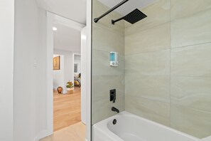 Combined shower/tub, hair dryer, bidet, towels