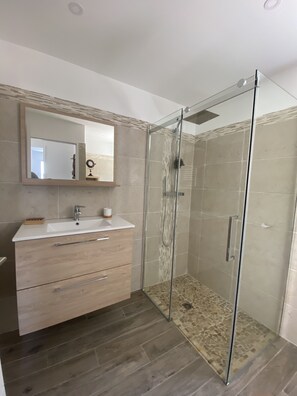 Douche, séchoir à cheveux, serviettes fournies