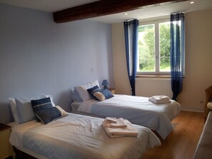 7 Schlafzimmer, Reisekinderbett, kostenloses WLAN, Bettwäsche