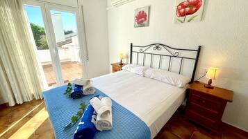 3 slaapkamers, een strijkplank/strijkijzer, gratis wifi, beddengoed