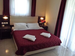 خزنة داخل الغرفة وسرير سفر