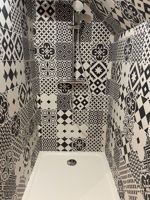 Shower, hair dryer, towels, toilet paper - La Charmeraie: charming gîte with pool and spa (Thésée)