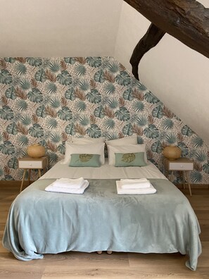 4 slaapkamers, een bureau, een strijkplank/strijkijzer, reisbedje