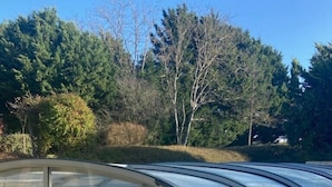 Ein Schwimmbecken mit Glasverkleidung und Metallrahmen.