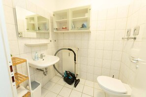 Een douche, milieuvriendelijke toiletartikelen, een haardroger