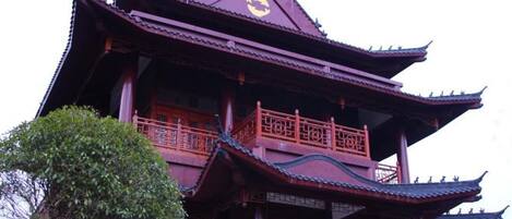 Un edificio al estilo pagoda, con varios niveles, barandillas ornamentales y un techo tradicional.