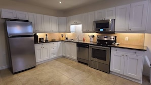 House, 2 Bedrooms | Interior - Spacious 2 BR, 3 Beds, Sleeps 6, Kitchen, Laundry (Richmond Hill)