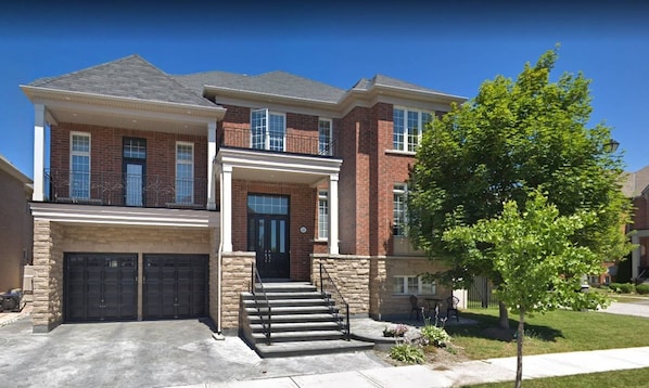 Exterior - Spacious 2 BR, 3 Beds, Sleeps 6, Kitchen, Laundry (Richmond Hill)