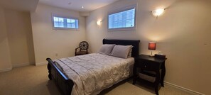 House, 2 Bedrooms | 2 bedrooms, WiFi - Spacious 2 BR, 3 Beds, Sleeps 6, Kitchen, Laundry (Richmond Hill)