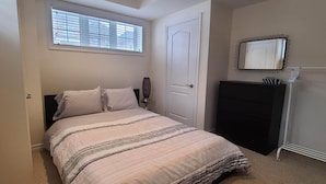 House, 2 Bedrooms | 2 bedrooms, WiFi - Spacious 2 BR, 3 Beds, Sleeps 6, Kitchen, Laundry (Richmond Hill)