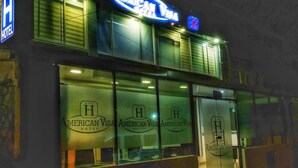 A hotel with a sign for American Visa Hotel. - Hotel American Visa Bogota (Bogotá)