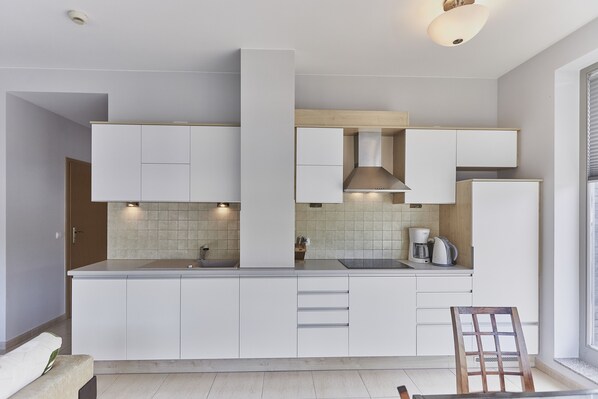 Appartement Standard | Cuisine privée | Réfrigérateur, plaque de cuisson, grille-pain