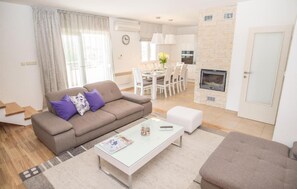 Smart TV, fireplace - Luxurious home in Unesic with sauna (Unesic)