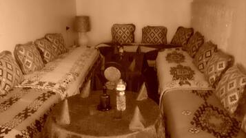 Shared Dormitory, 1 Bedroom, Accessible, Smoking | Living room | Books