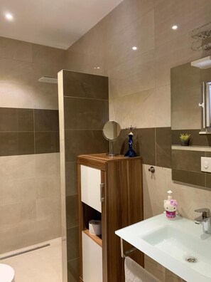 House, 3 Bedrooms, Balcony, Garden View | Bathroom
