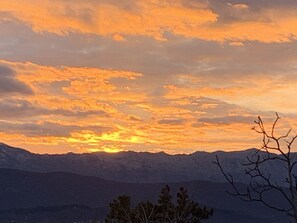 A mountain range with a sunset. - "imotski Blaue See Apartments , Pool" (Imotski)