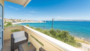 A balcony with wicker furniture overlooking a coastal view. - Apartment by the sea and With Beautiful View, 2 Bedrooms, 4 Persons (Kali)