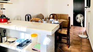 House, 2 Bedrooms, Patio, Garden View | Tempat makan