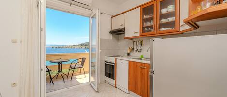 Appartement, 2 chambres, fumeur, balcon | Cuisine privée | Four à micro-ondes, cafetiÚre-théiÚre, bouilloire électrique
