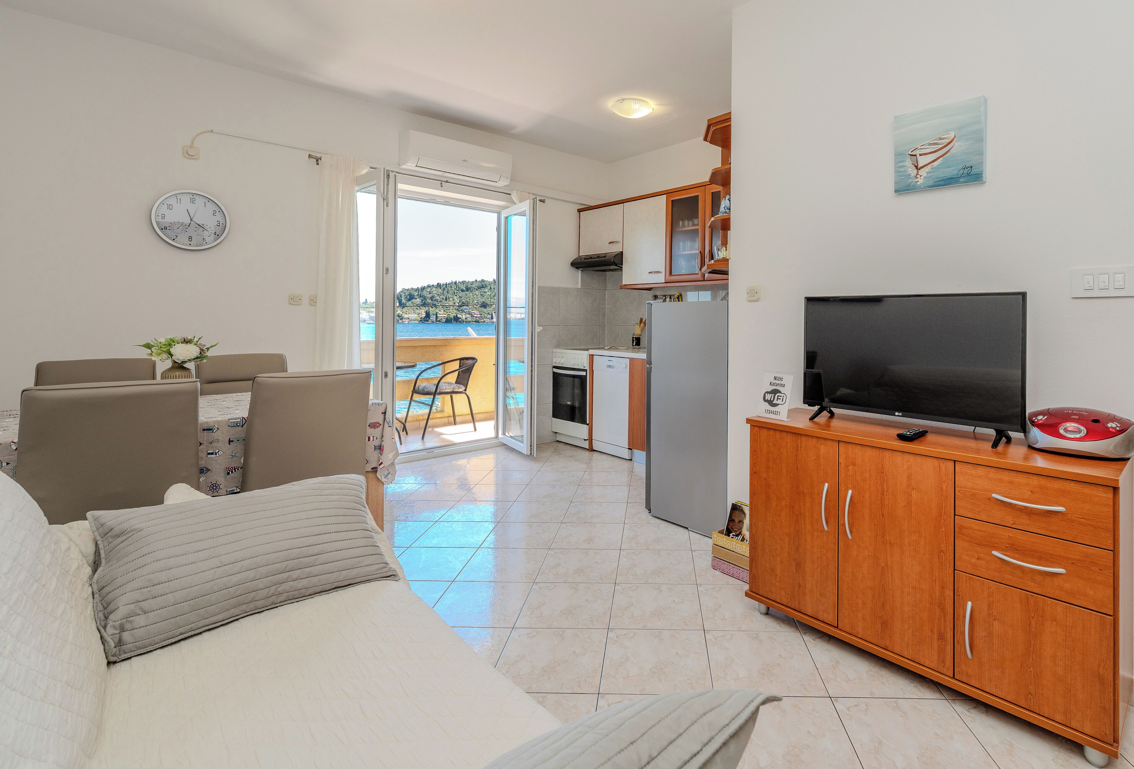 Departamento, 2 habitaciones, para fumadores, balcón | Sala de estar | Televisión 
