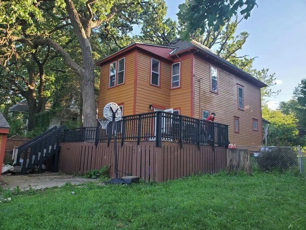 Garden - Beautiful Two Story Home by Fountain Lake and Mayo Clinic (Albert Lea)