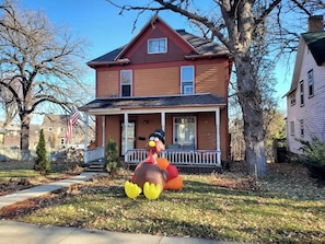 Exterior - Beautiful Two Story Home by Fountain Lake and Mayo Clinic (Albert Lea)