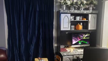 House, 2 Bedrooms, Smoking, Patio | Living room