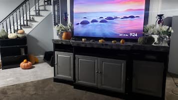 House, 2 Bedrooms, Smoking, Patio | Living room