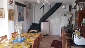 Room, 3 Bedrooms, Smoking, Patio | Interior