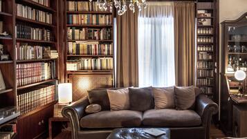 Apartment, 2 Bedrooms, Balcony, City View | Living area | Books