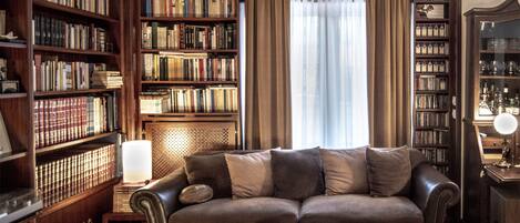 Leilighet, 2 soverom, balkong, byutsikt | Oppholdsområde | Bøker