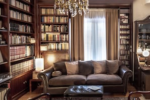 Apartment, 2 Bedrooms, Balcony, City View | Living area | Books