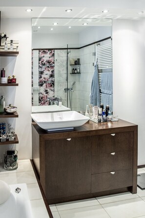 Apartment, 2 Schlafzimmer, Balkon, Stadtblick | Badezimmer