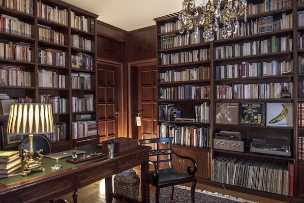 Apartment, 2 Bedrooms, Balcony, City View | Living area | Books